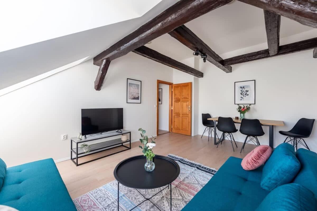 Zesty Family Friendly Elevator Access Old Town Apartment Prag